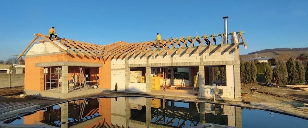 Tesári pri montáži krovu na rodinnom dome